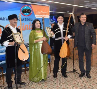 Sahnede sazlarıyla âşıklar