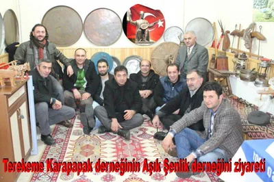 Terekeme Karapapak Derneği’nin Âşık Şenlik Derneği’ni ziyareti: bakır sinilerle süslü bir salonda toplu fotoğraf