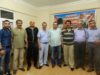 Dernek salonunda, dernek pankartı önünde toplu fotoğraf